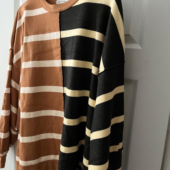 Dual-Toned Oversized Striped Sweater - size M/L - Picture 3 of 3